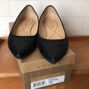 Unisa Black Flat